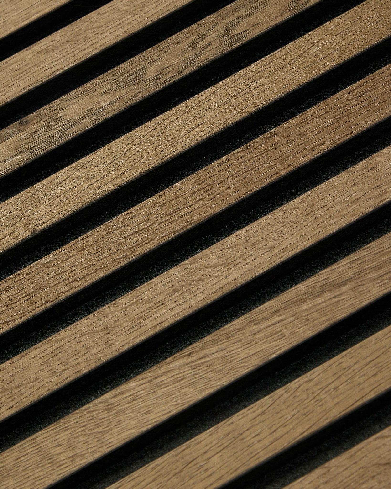 Diagonale Holzlamellen mit dunklen Zwischenräumen bilden Streifen auf einem 60x60 cm Rustic Akupixel Grey Oak Akustikpaneel von WoodUpp und zeigen modernes skandinavisches Design.